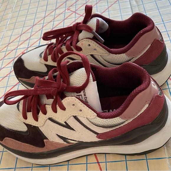 FIGS New Balance Women’s Shoes - Burgundy and White - Picture 4 of 8